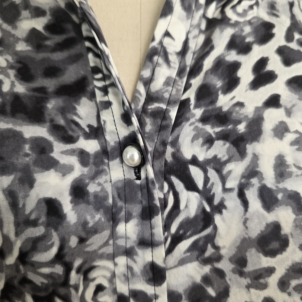 St. John Silk Abstract Collared Blouse Size 12 - Picture 5 of 9